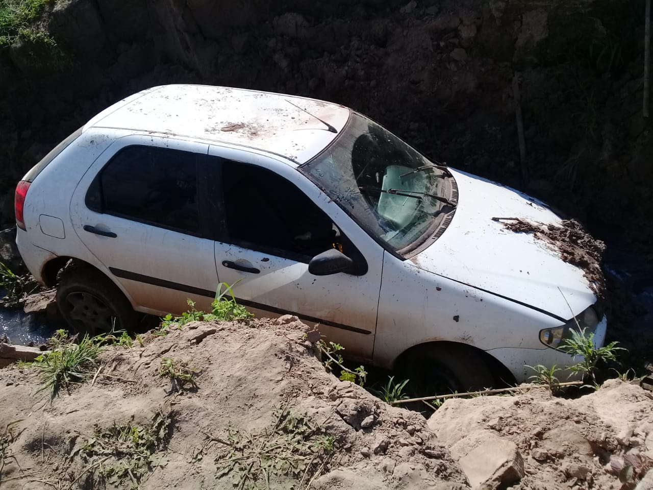 Acidente: Motorista cai com o carro em córrego de uma das praias de Feijó; veja fotos
