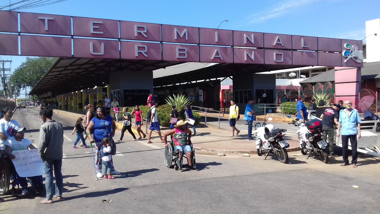 Deficientes físicos protestam no Terminal Urbano contra falta de itens de saúde