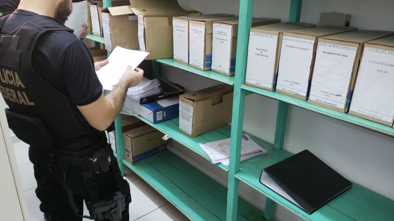 Afastamento do prefeito de Capixaba visa evitar influência nas investigações, diz PF