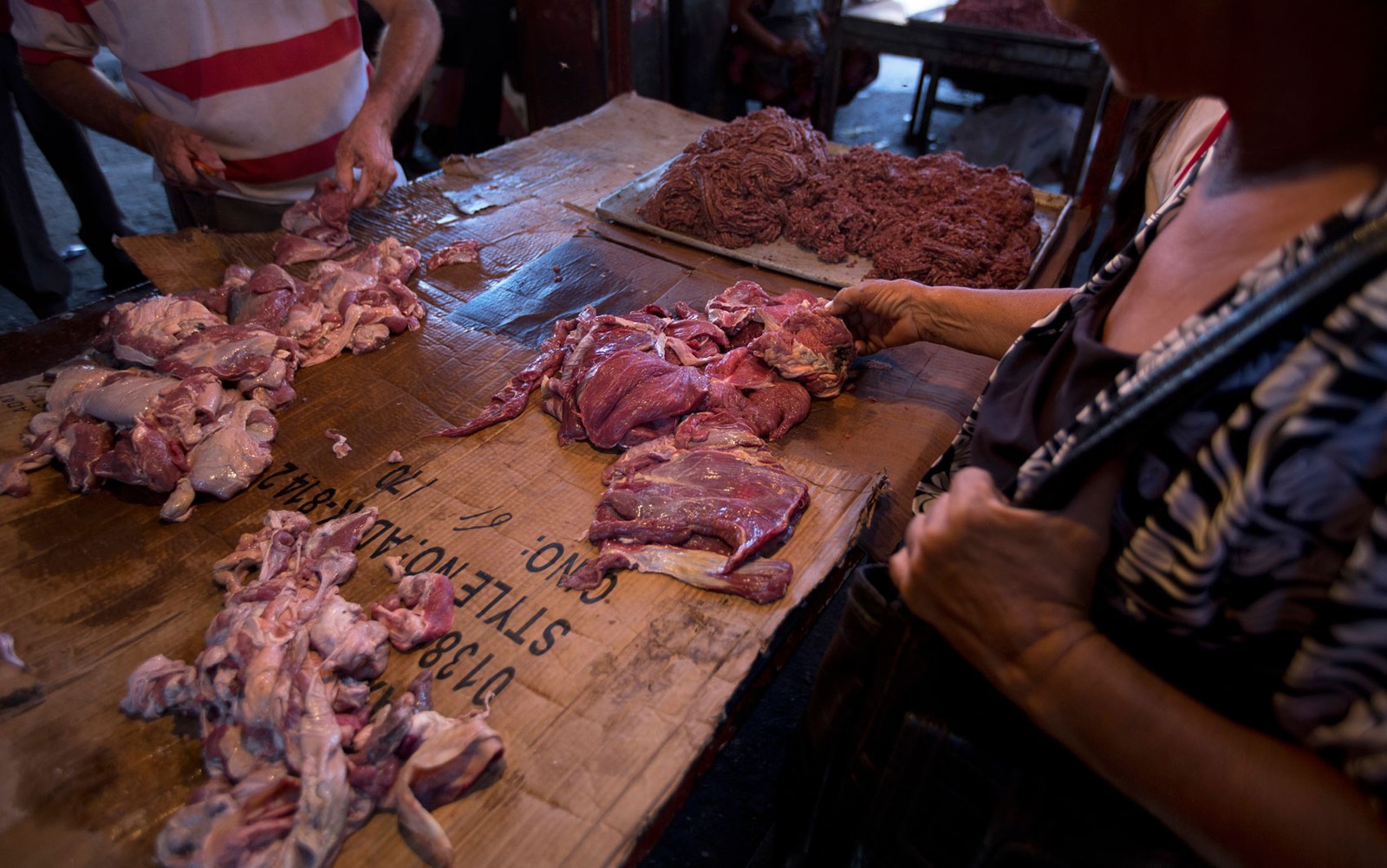 Venezuelanos compram carne estragada para poder consumir proteína