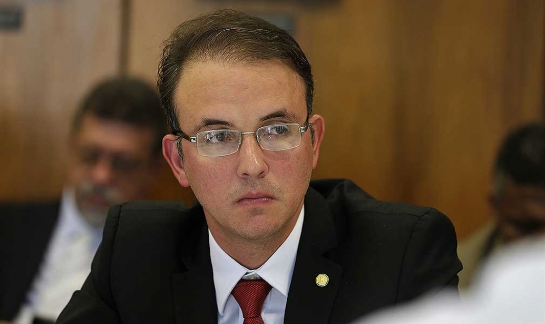 Leo de Brito vai ao ato de registro da candidatura de Lula e nos dá outra lição de insensatez