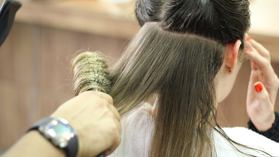Alisante de cabelo é proibido pela Anvisa no Brasil