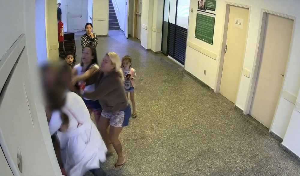 Vídeo mostra enfermeira sendo agredida dentro de hospital em SP