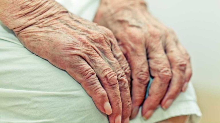 Juíza cita poema de Drummond sobre mães e manda filhos sustentar idosa