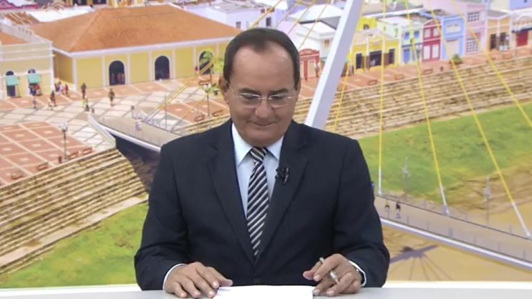 Apresentador Ayres Rocha chora ao vivo na TV ao relatar assassinato de adolescente no Acre