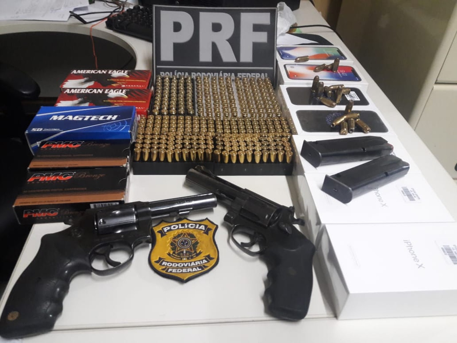 Acreanos são presos no MT com celulares contrabandeados; PRF apreendeu armas e munições