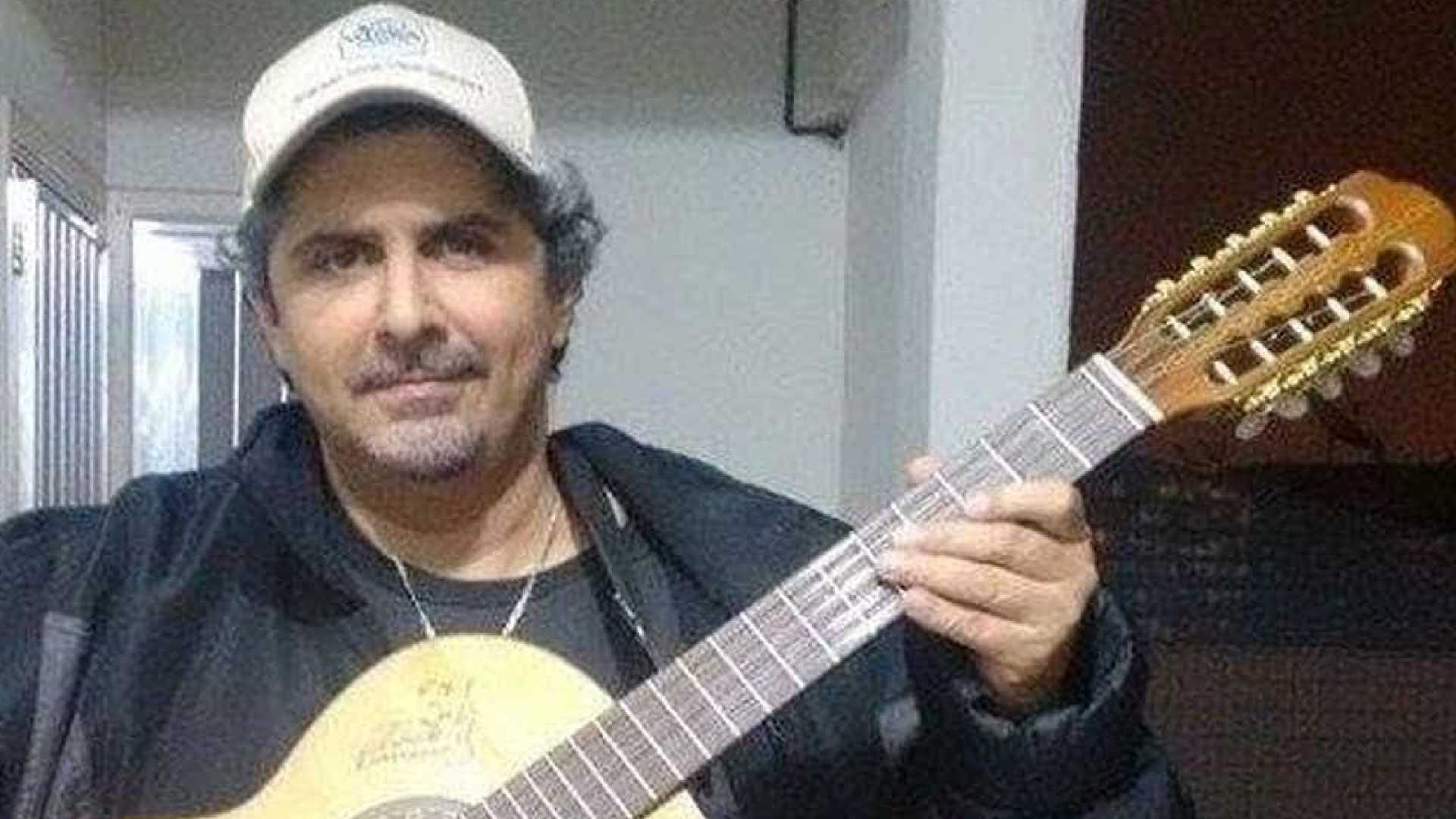 Guitarrista brasileiro morre após cair tomando banho