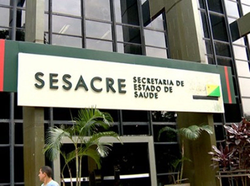 Funcionários da Sesacre saem correndo após sentirem tremor de terra, na tarde desta terça