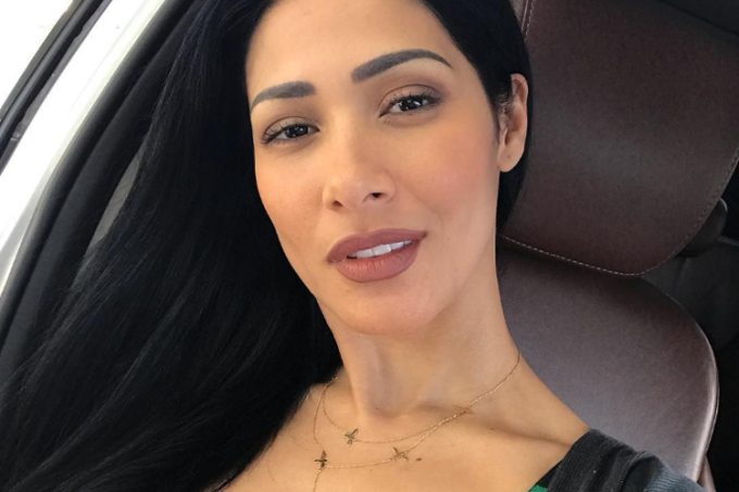 Simaria ri de presente de fã e é criticada nas redes sociais