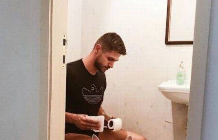 Ex-BBB Jonas posta foto sentado na privada e fãs reclamam: “desespero pra aparecer”