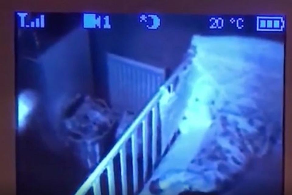Pai diz que sistema de monitoração filmou fantasma no quarto de sua filha; confira