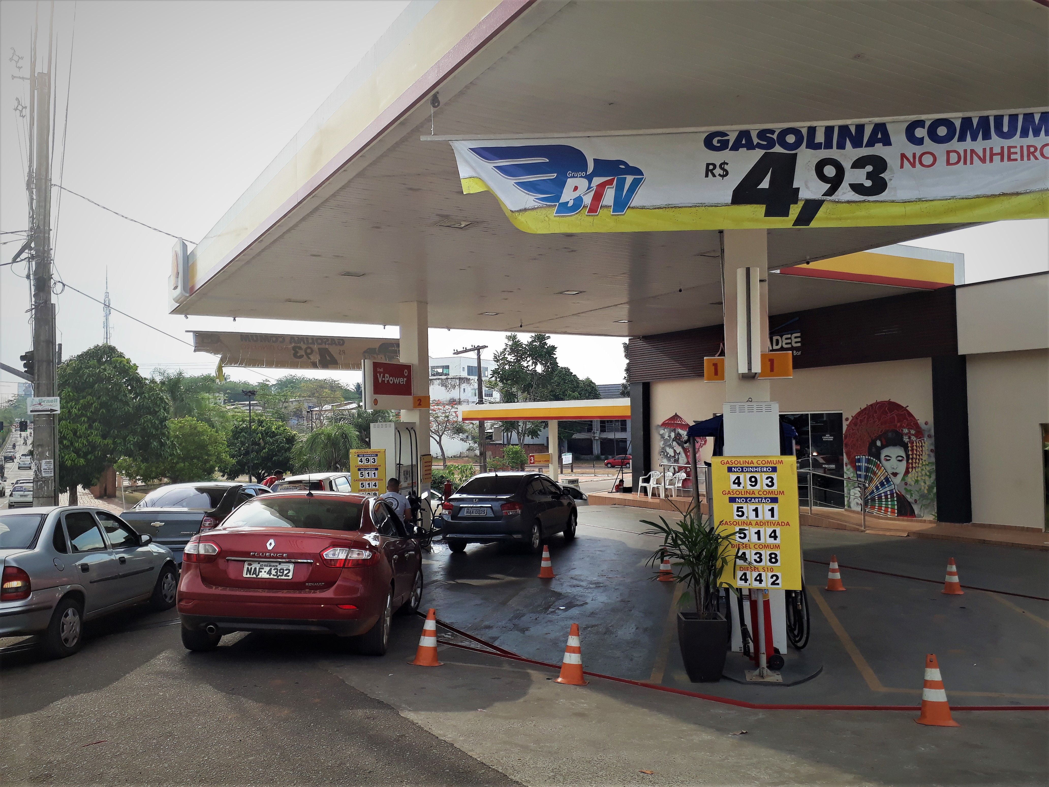 Com novo aumento na gasolina, acreanos fazem filas em postos de combustíveis que fazem promoção