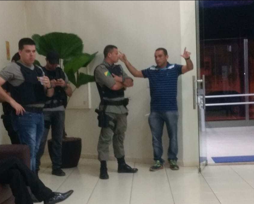 Por falta de fardamento, PMs realizam segurança de candidatos em debate de calça jeans e tênis