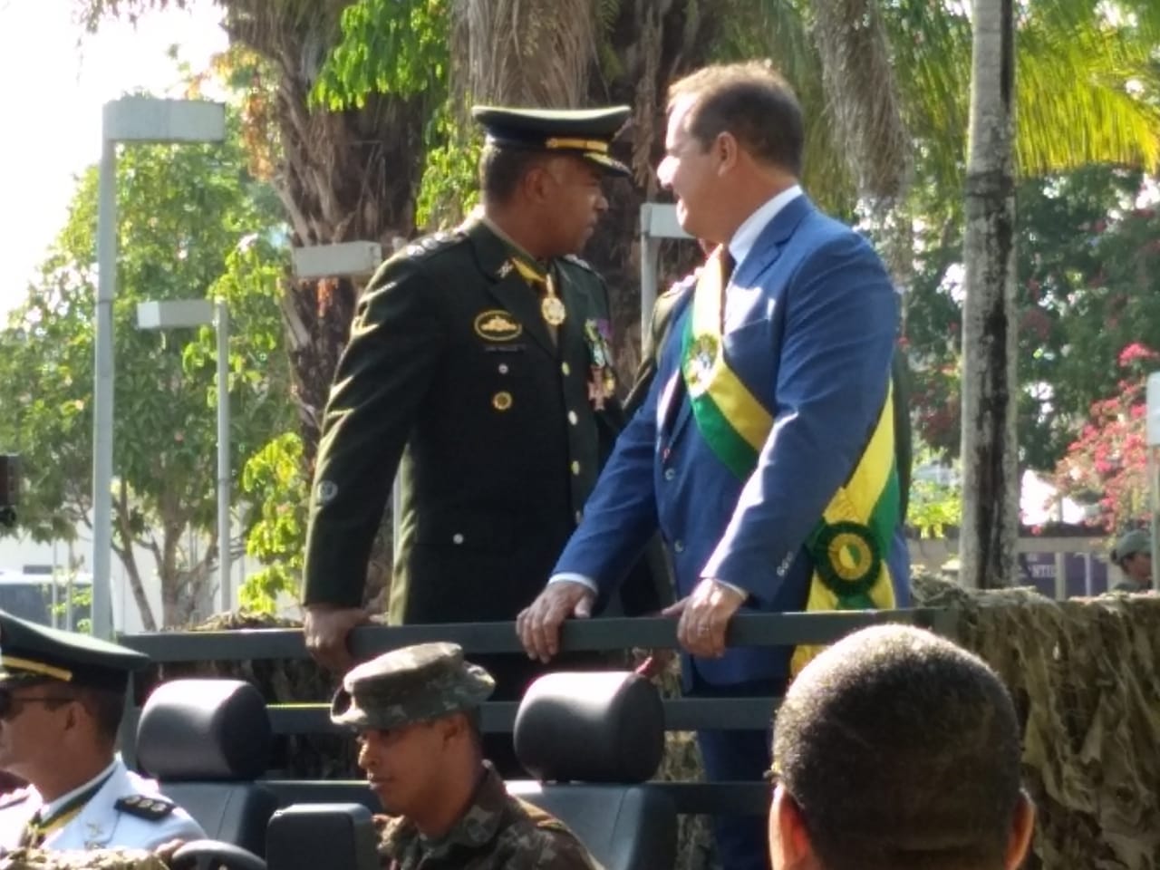 Tião Viana é recebido com vaias no desfile de 7 de setembro em Rio Branco