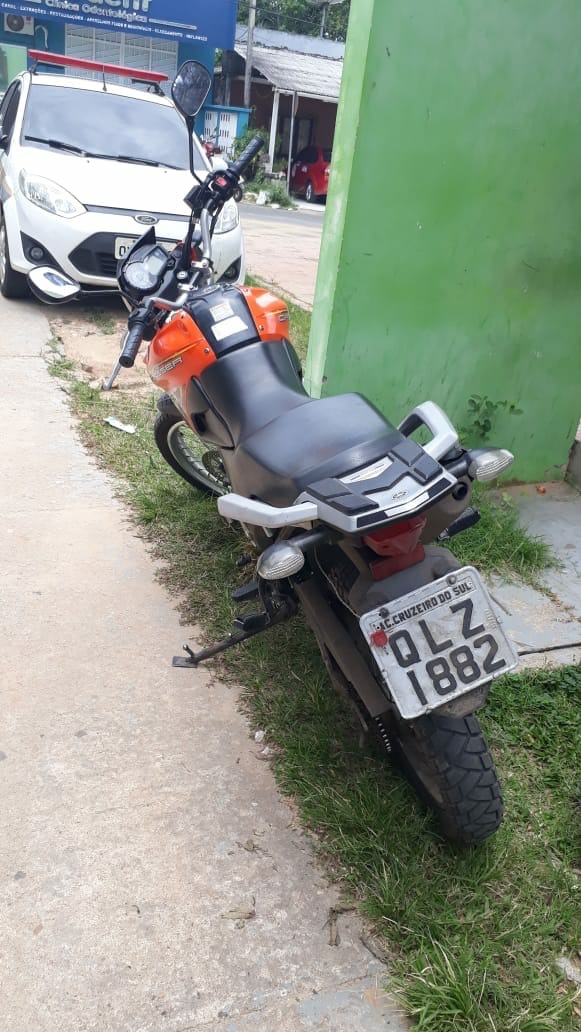 Em Cruzeiro do Sul, PM captura foragido e recupera motocicleta roubada