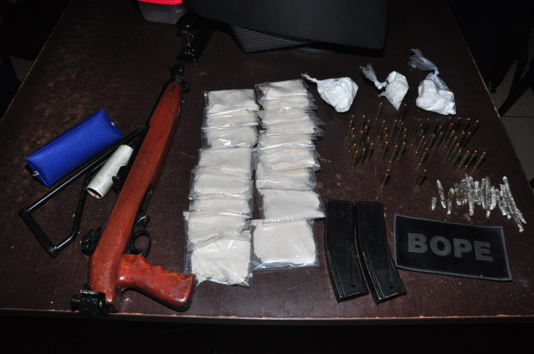 Policiais do Bope usam cão farejador para encontrar carabina calibre 30, drogas e munição