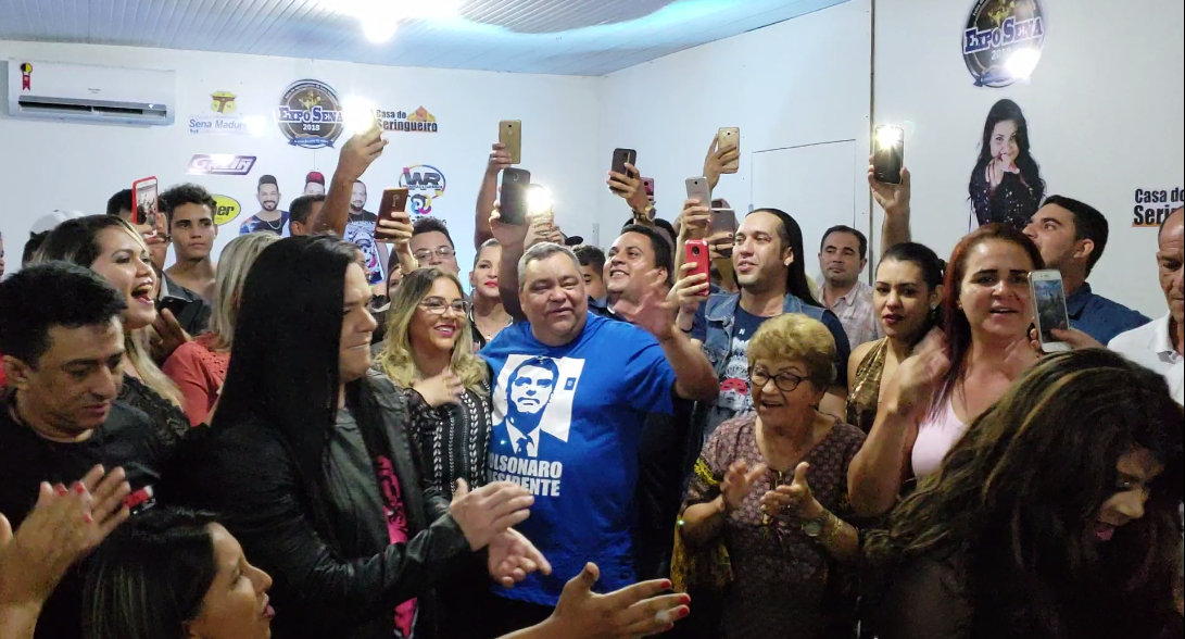 Prefeito Mazinho Serafim recepciona integrantes do Calcinha Preta cantando junto com fãs