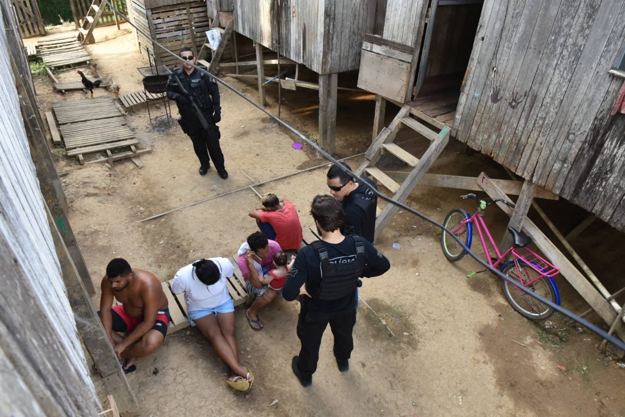 Polícia prende nove pessoas, apreende drogas, armas, munições e dinheiro durante operação