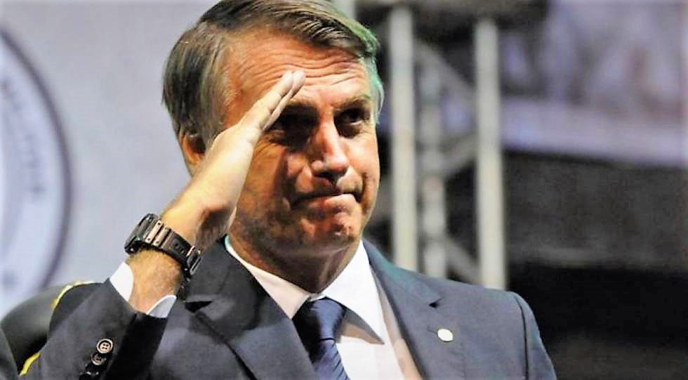 Após Folha publicar supostas ameaças à ex de Bolsonaro, ela grava vídeo e desmente jornal