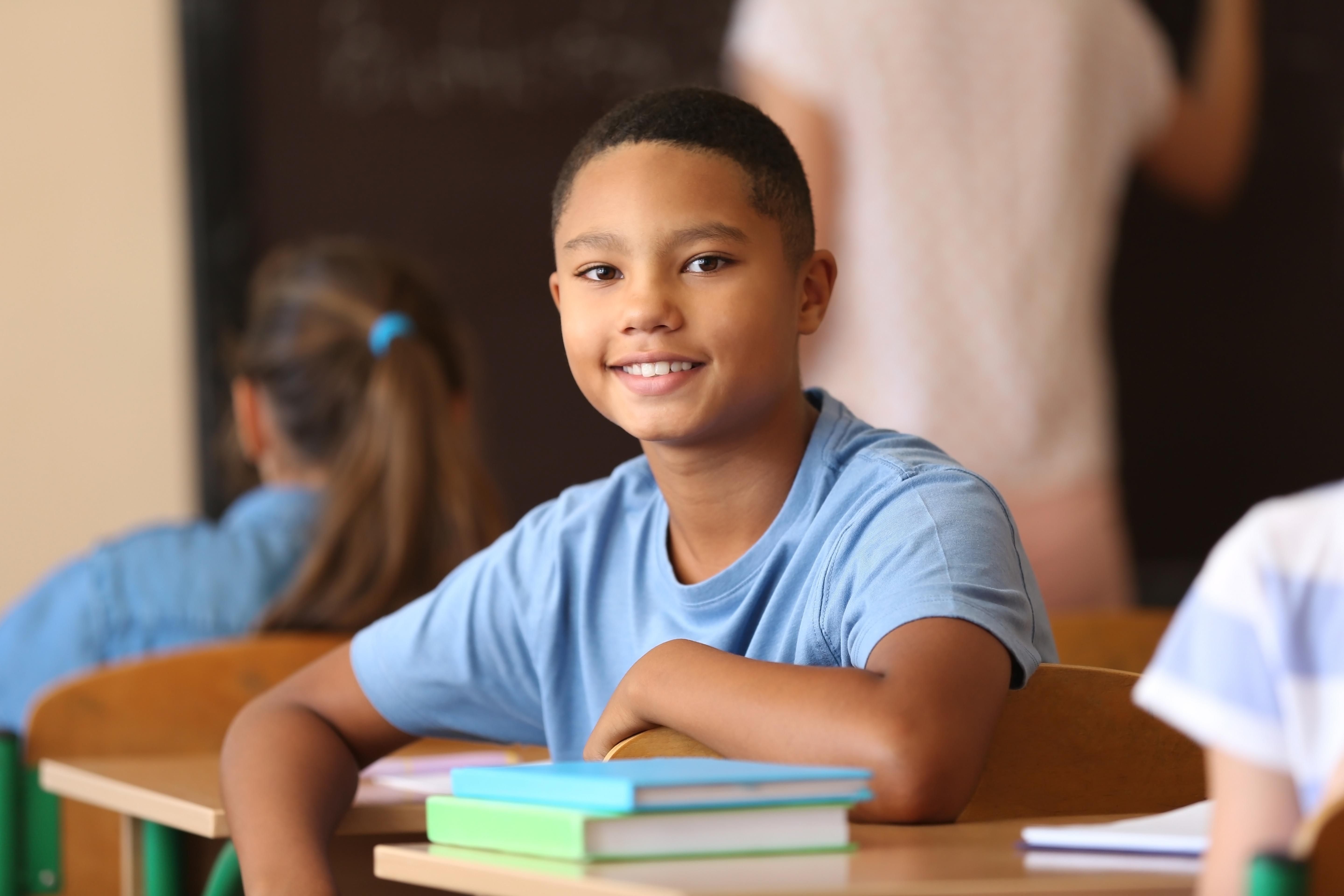 Brasil deveria investir até cinco vezes mais na educação pública, aponta estudo