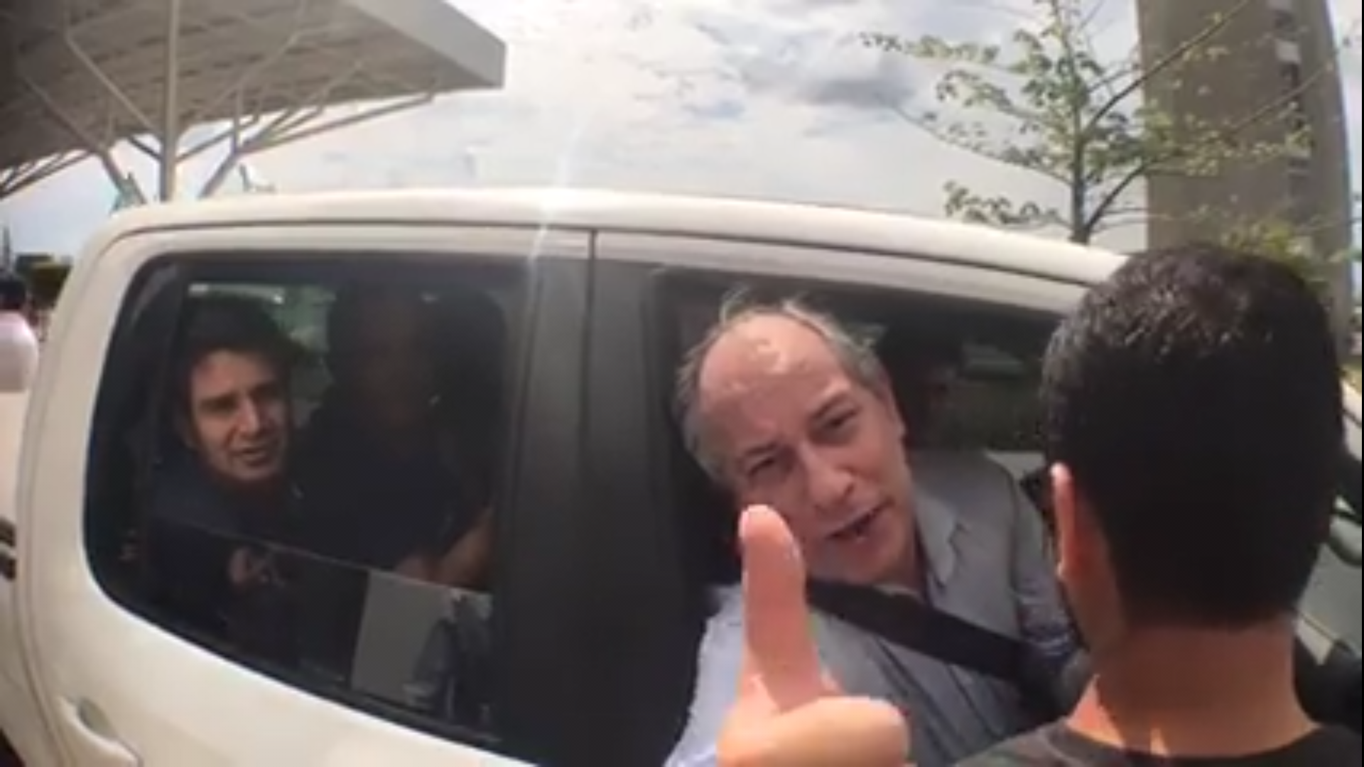 Ciro Gomes chega ao Acre e é recepcionado por poucos militantes no Aeroporto da Capital