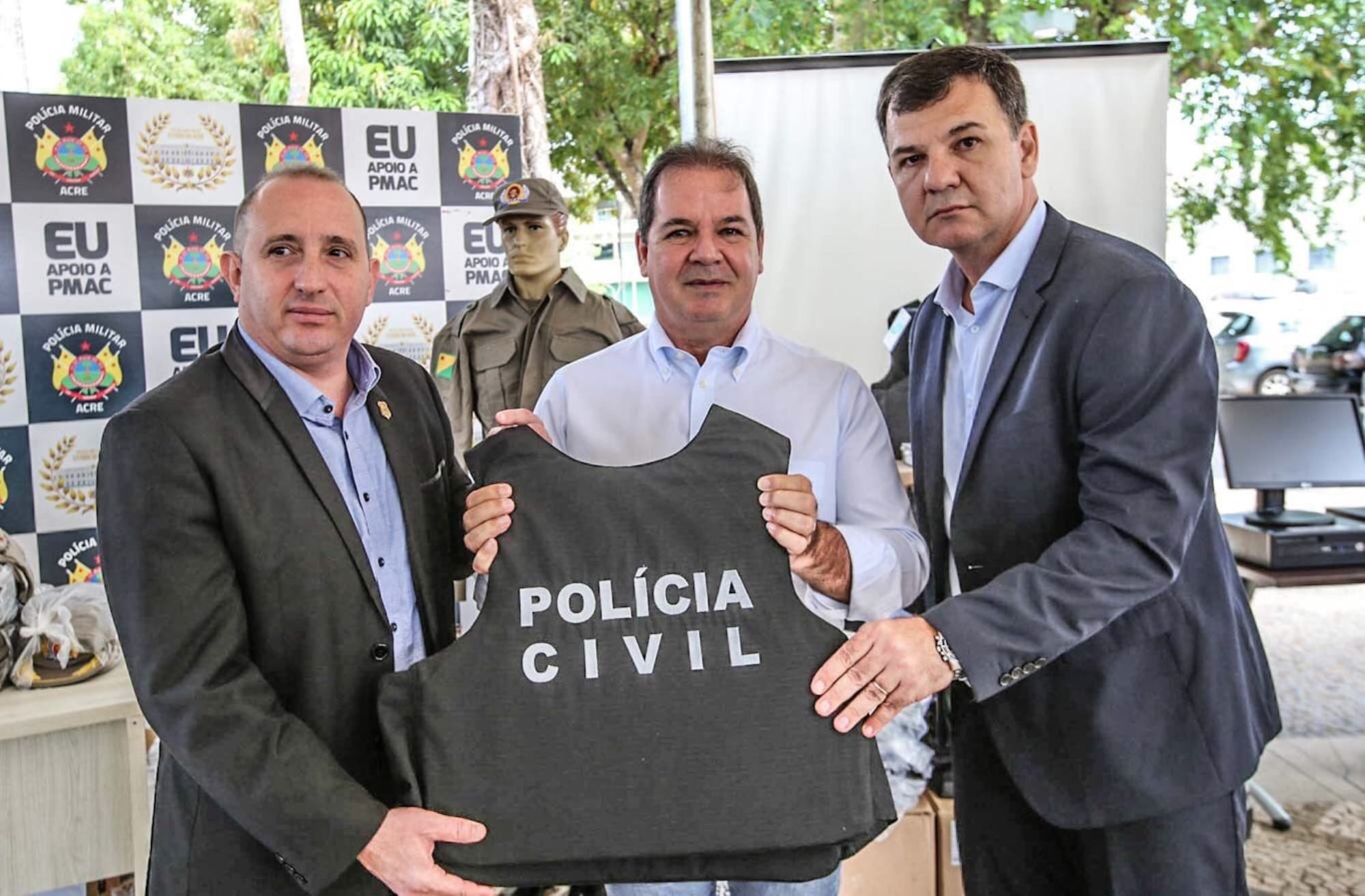 Após cinco anos, governador entrega apenas 32% dos uniformes necessários para PM