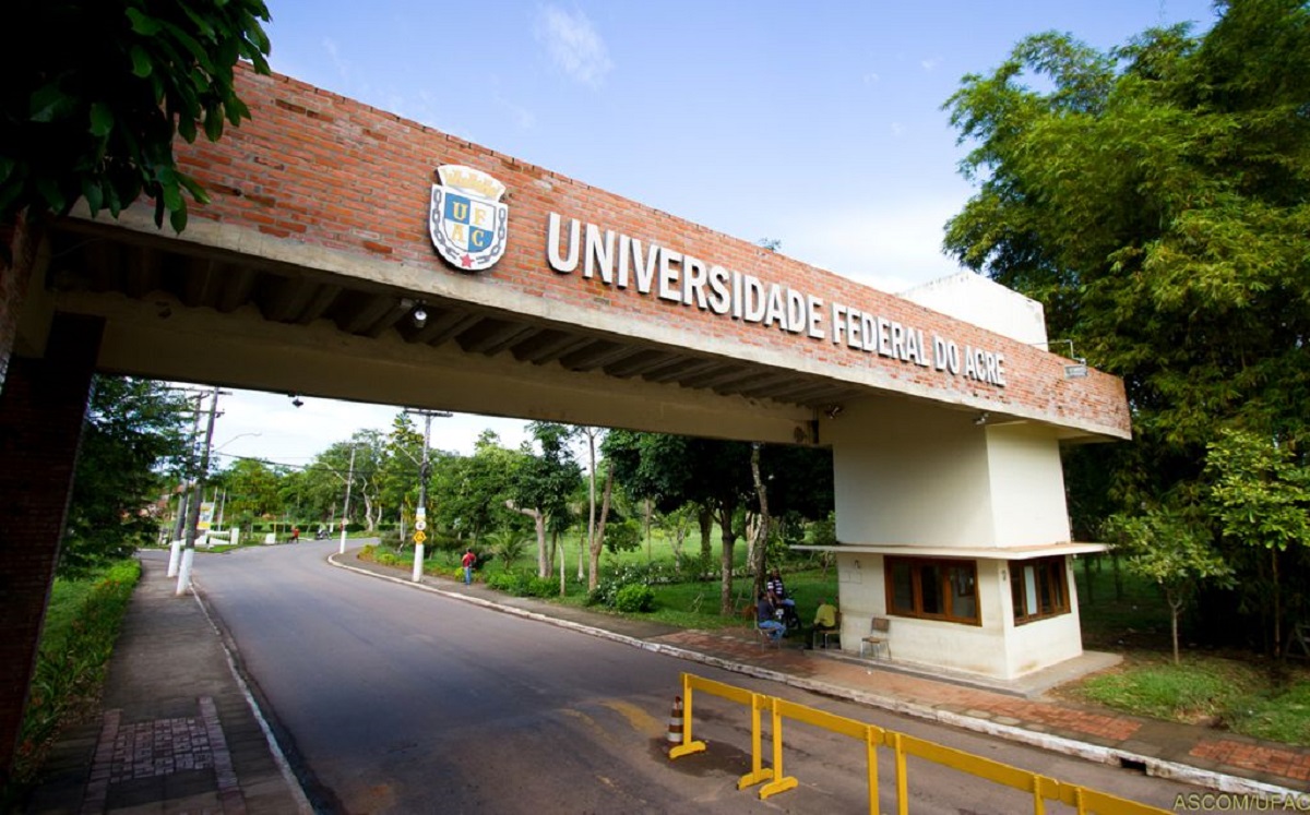 Debate na Ufac entre candidatos ao governo é marcado por tumulto promovido por militantes