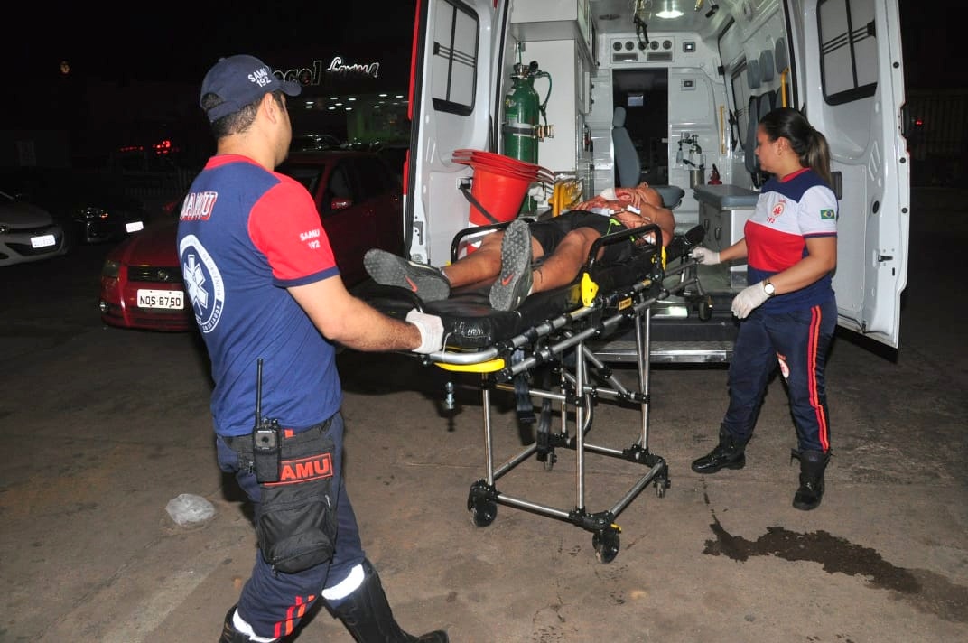 Duas pessoas são atingidas por arma de fogo quando jogavam bola no Colégio Militar