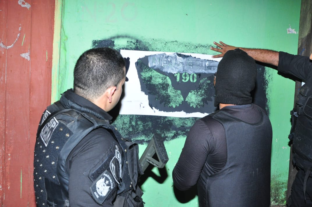 Polícia apaga nomes de organizações criminosas e coloca “Deus é fiel” no lugar