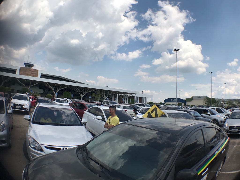Centenas de carros ficam “presos” no Aeroporto de Rio Branco após a chegada de Bolsonaro