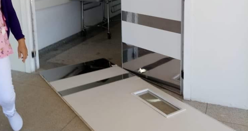 Inaugurado há menos de uma semana pelo governo, porta principal do Hospital de Brasileia já caiu