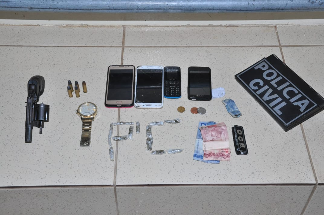 Polícia Civil prende dois homens com arma, munição e entorpecentes no bairro Vitória
