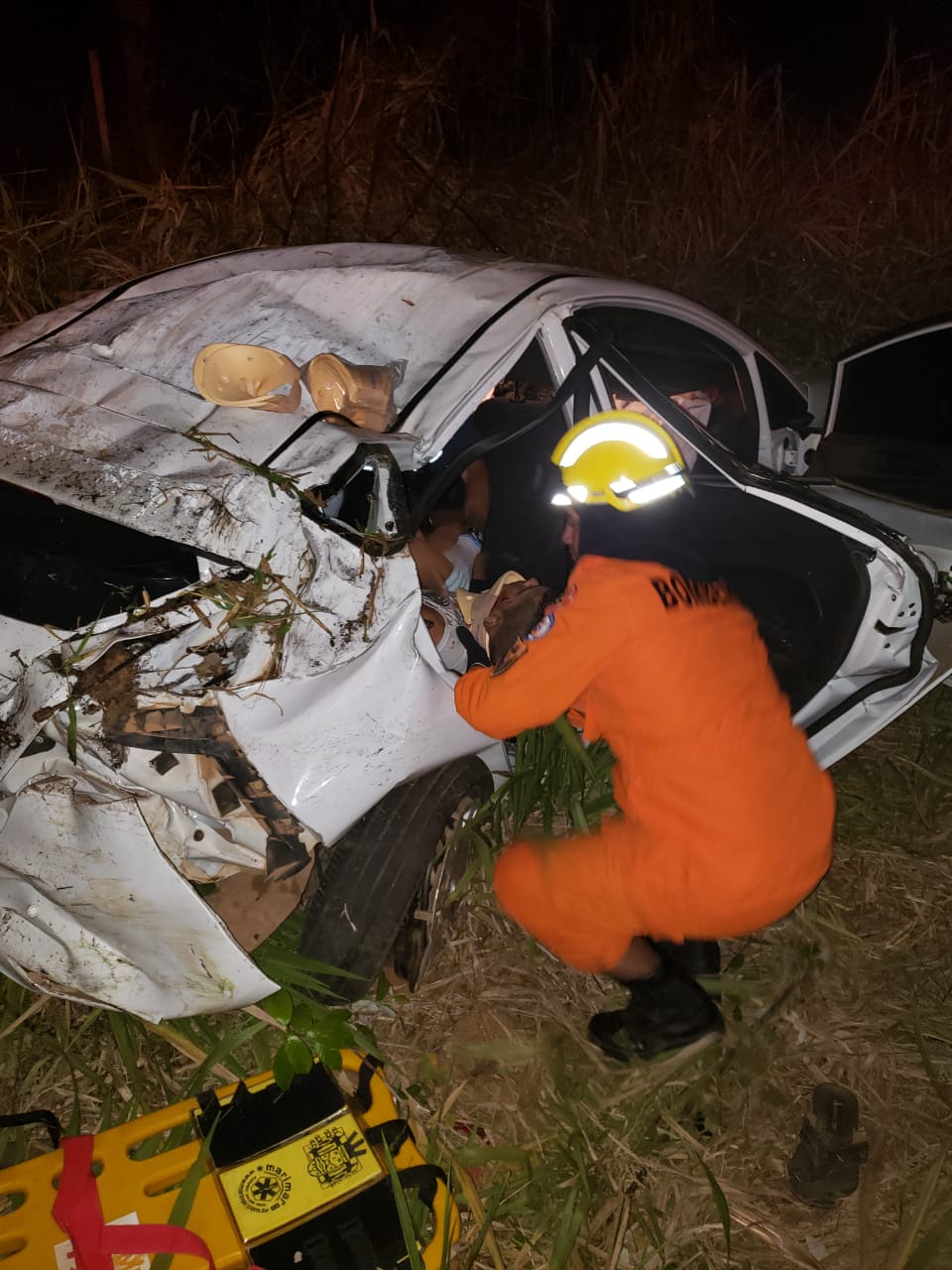 Carro capota na BR-317 e deixa quatro pessoas feridas; veja o vídeo