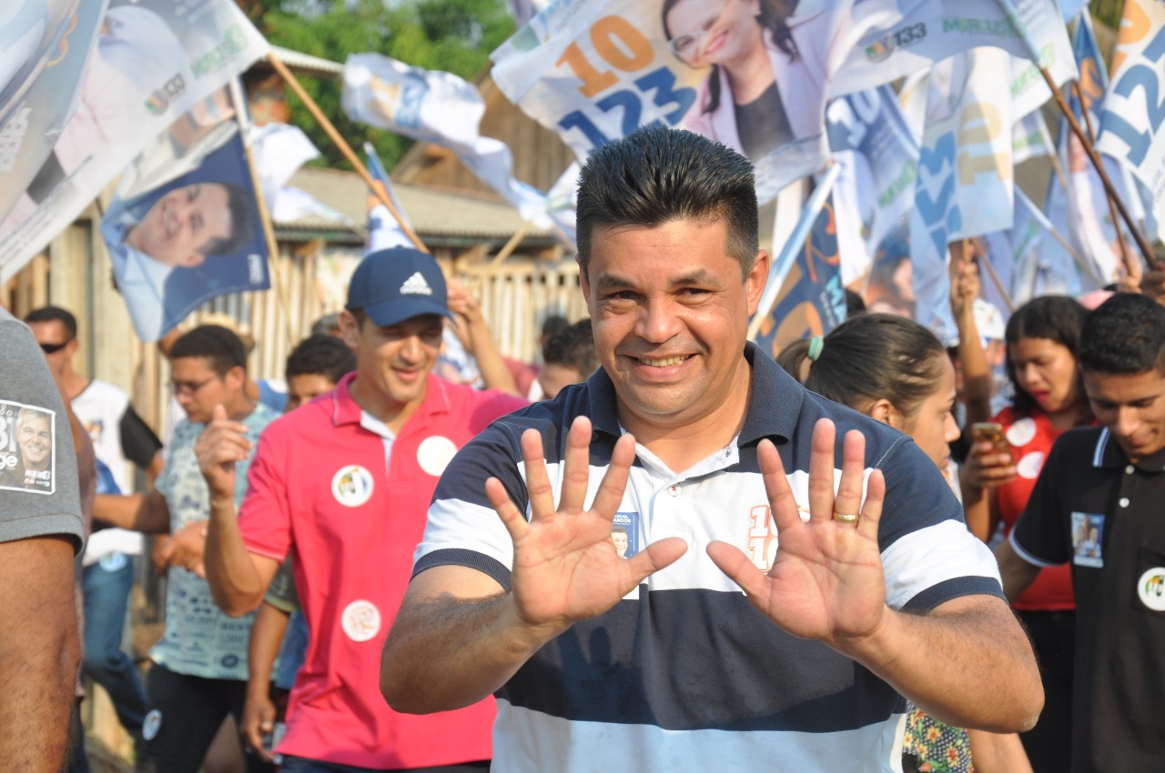 Moradores do bairro Tancredo Neves recebem Manuel Marcos e Doutora Juliana com festa