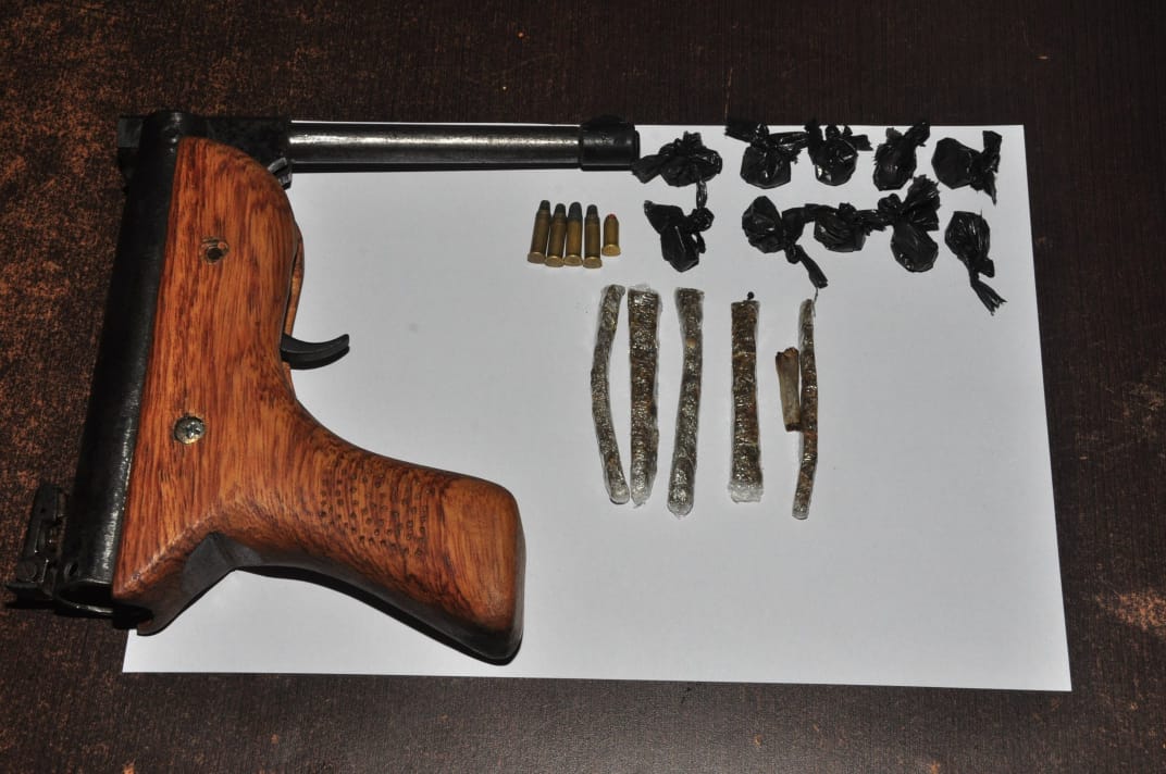 Após denúncia anônima, polícia prende homem com armas e drogas em bairro da Capital
