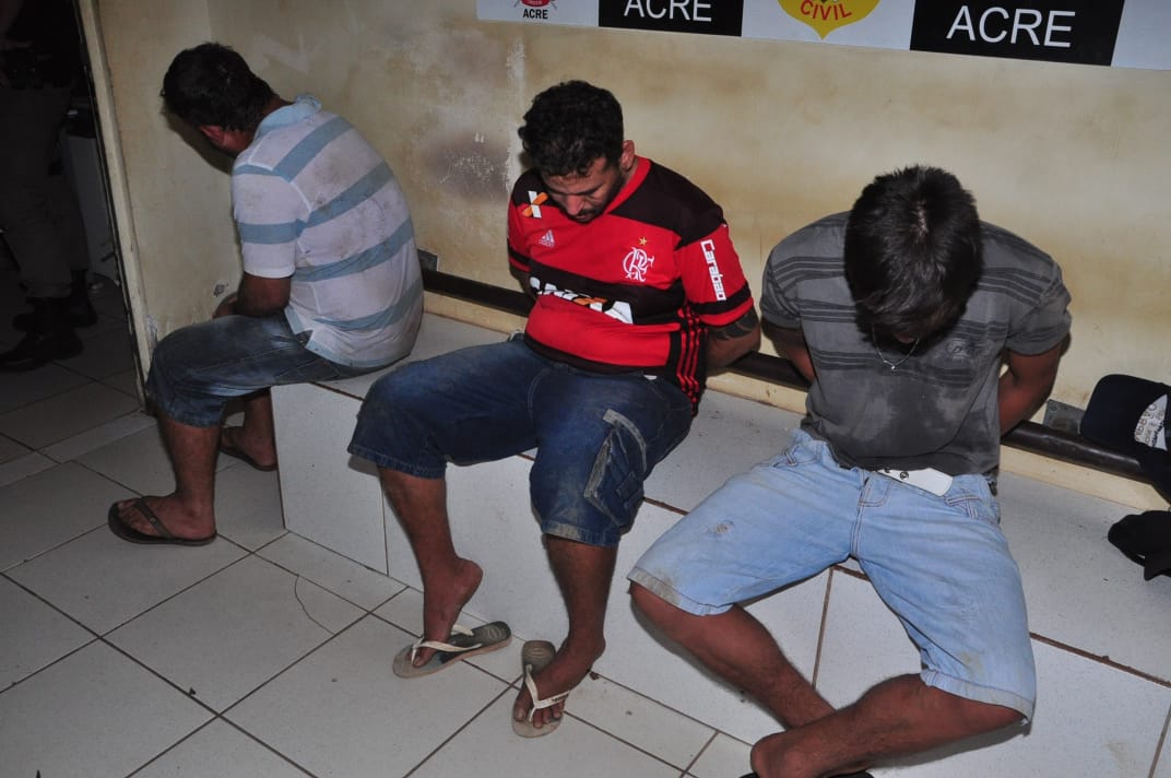 Rotam prende três homens e apreende arma de fogo e munições no bairro Conquista