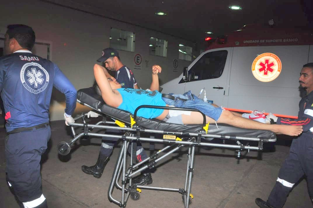 Homens que estavam em uma motocicleta passam por bar atirando e fazem três vítimas