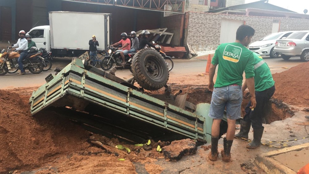 Caminhonete com casal de idosos cai em cratera aberta pelo Depasa na Estrada da Sobral