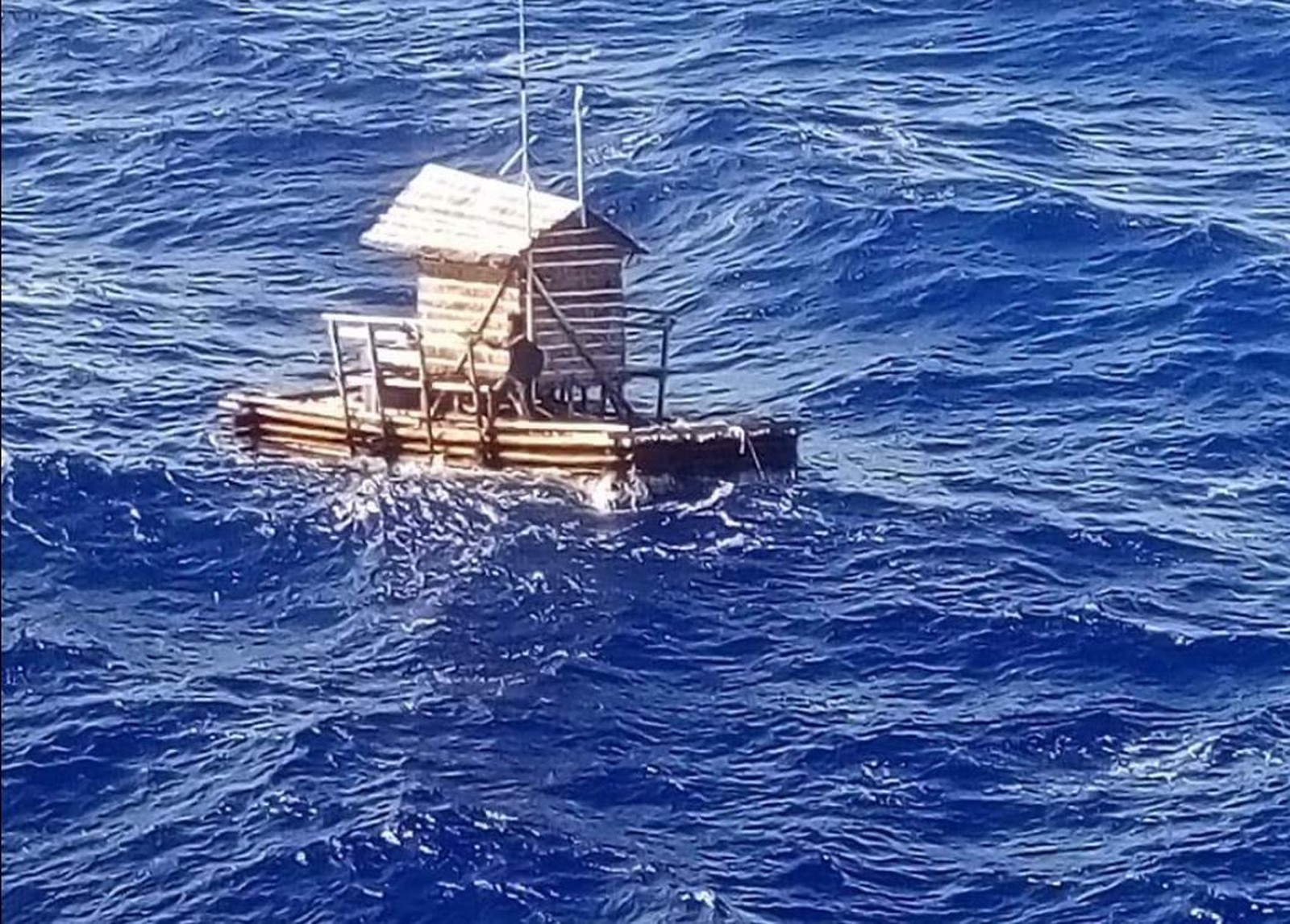 Jovem sobrevive após ficar 49 dias à deriva em cabana flutuante no Oceano Pacífico
