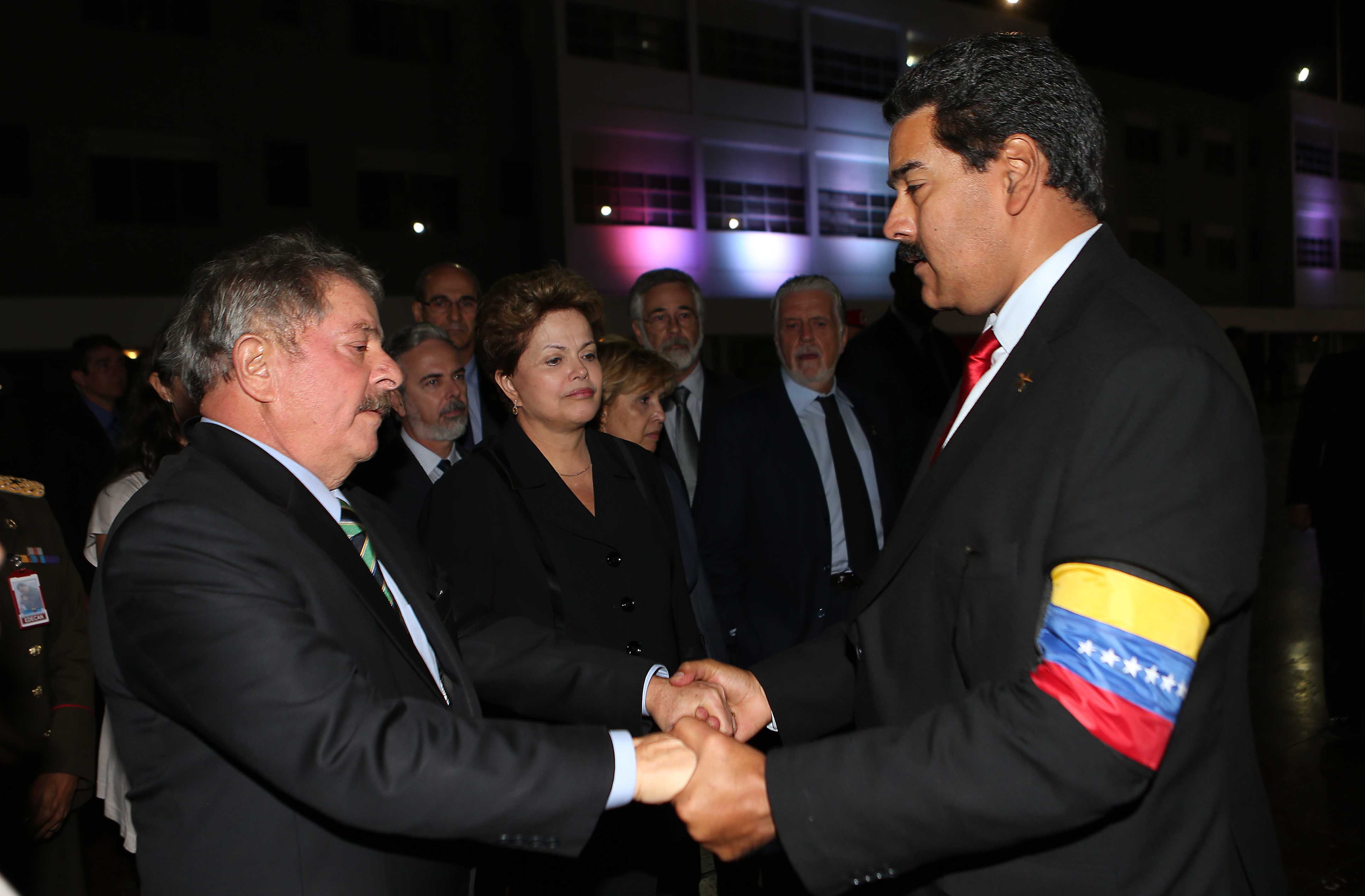 Presidente da Venezuela critica TSE por barrar candidatura do “irmão” Lula