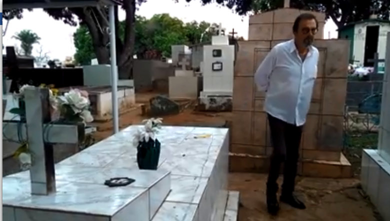 Candidato vai ao cemitério pedir votos no Acre; veja o vídeo inusitado