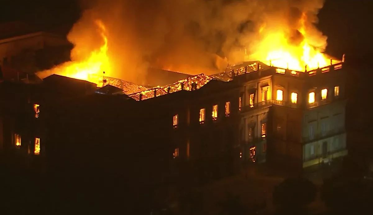 Museu Nacional, que tem 200 anos, é destruído pelo fogo no Rio de Janeiro