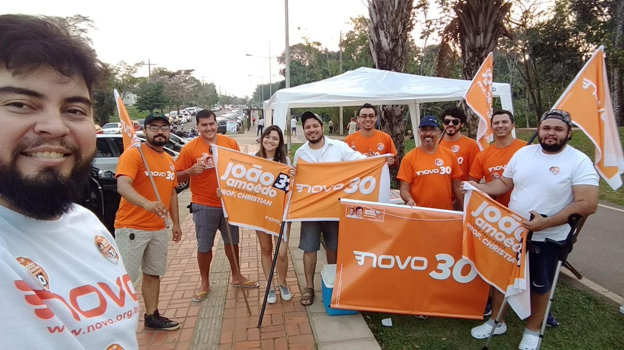 Filiados, voluntários e simpatizantes do Partido Novo realizam ato em Rio Branco