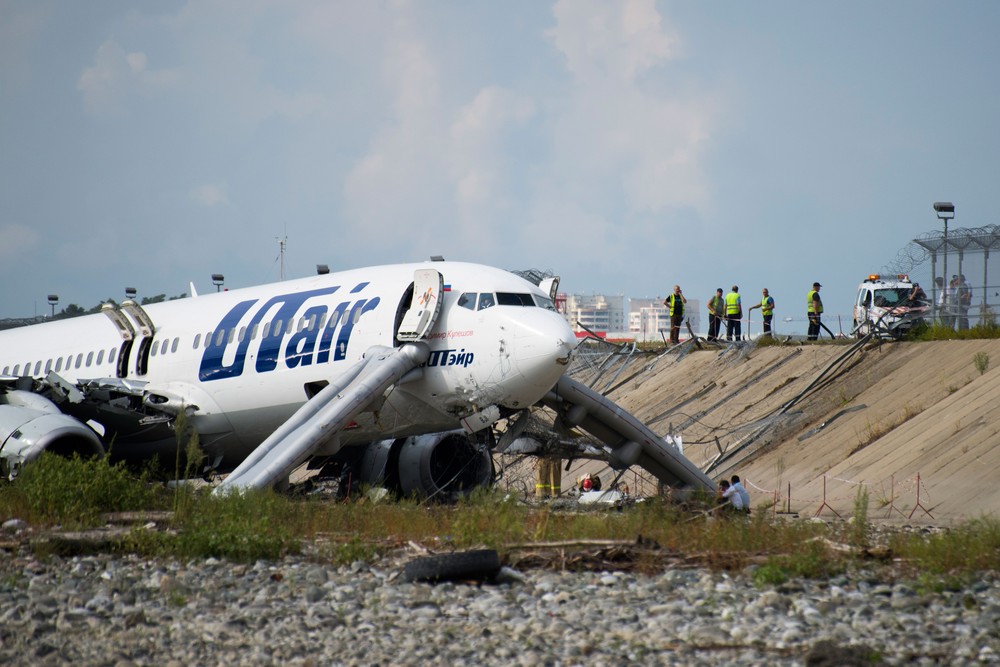 Avião pega fogo ao pousar em Sochi, na Rússia, deixando mortos e feridos