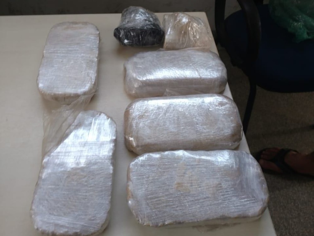 Jovem é preso pela PRF transportando 6 kg de cocaína em táxi na BR-364
