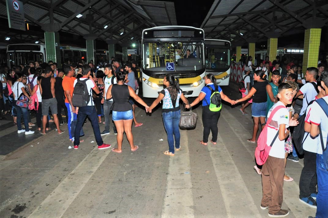 Moradores do Polo Benfica realizam protesto no Terminal Urbano por falta de ônibus na localidade