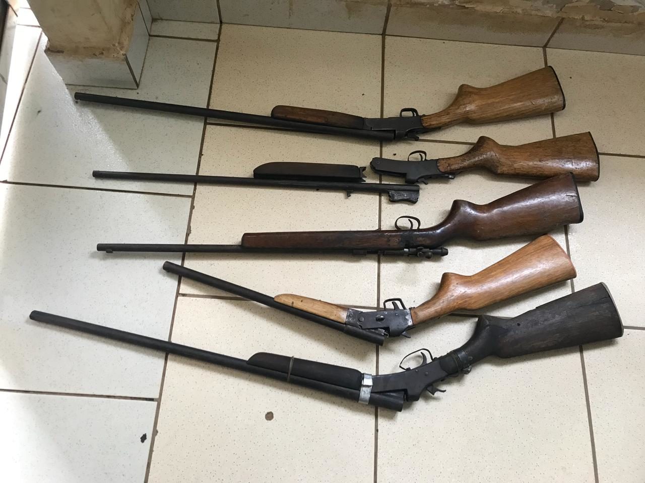 Discussão entre vizinhos termina com duas pessoas presas e cinco armas apreendidas