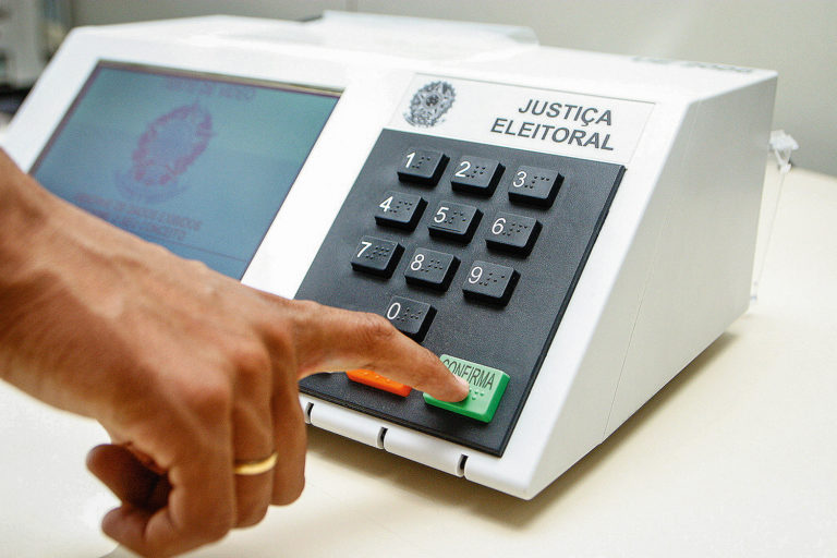 Unificação do horário de votação, IBGE, passaporte da vacina e mais: veja o que foi destaque nesta quarta