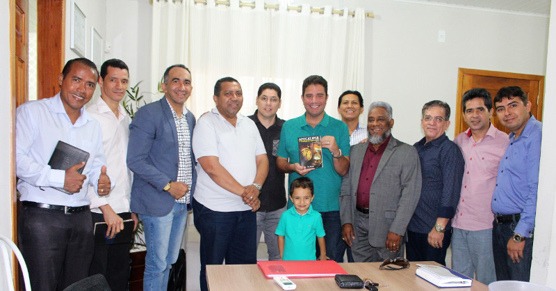 Gladson Cameli recebe convite da Ameacre para aderir candidatura de Jair Bolsonaro no Acre