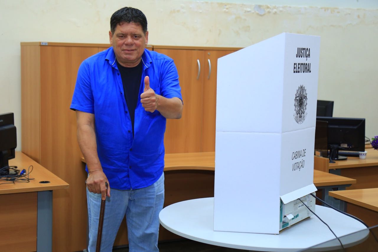 Deputado Flaviano e candidato a reeleição, votou logo pela manhã acompanhado da esposa
